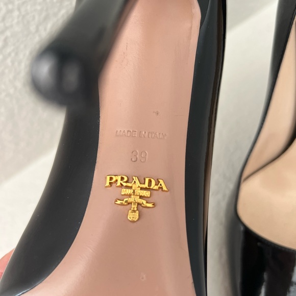 Worn and Refinished used Prada Saffiano patent leather pumps 39 - Picture 2 of 5